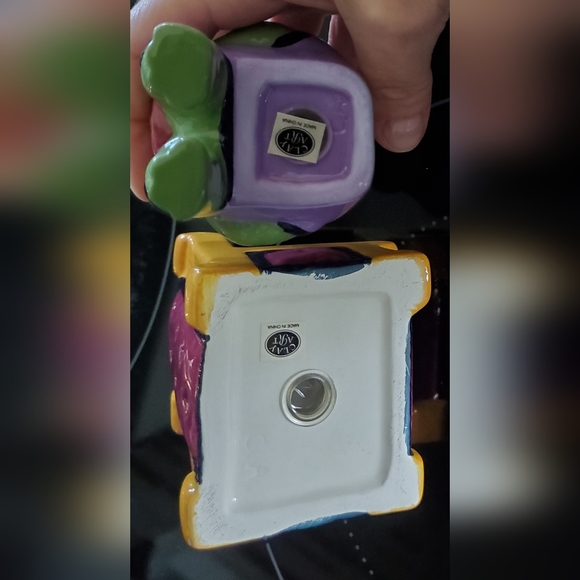 Frog Prince on Throne Nesting / Stacking Salt and Pepper Set - Picture 9 of 9